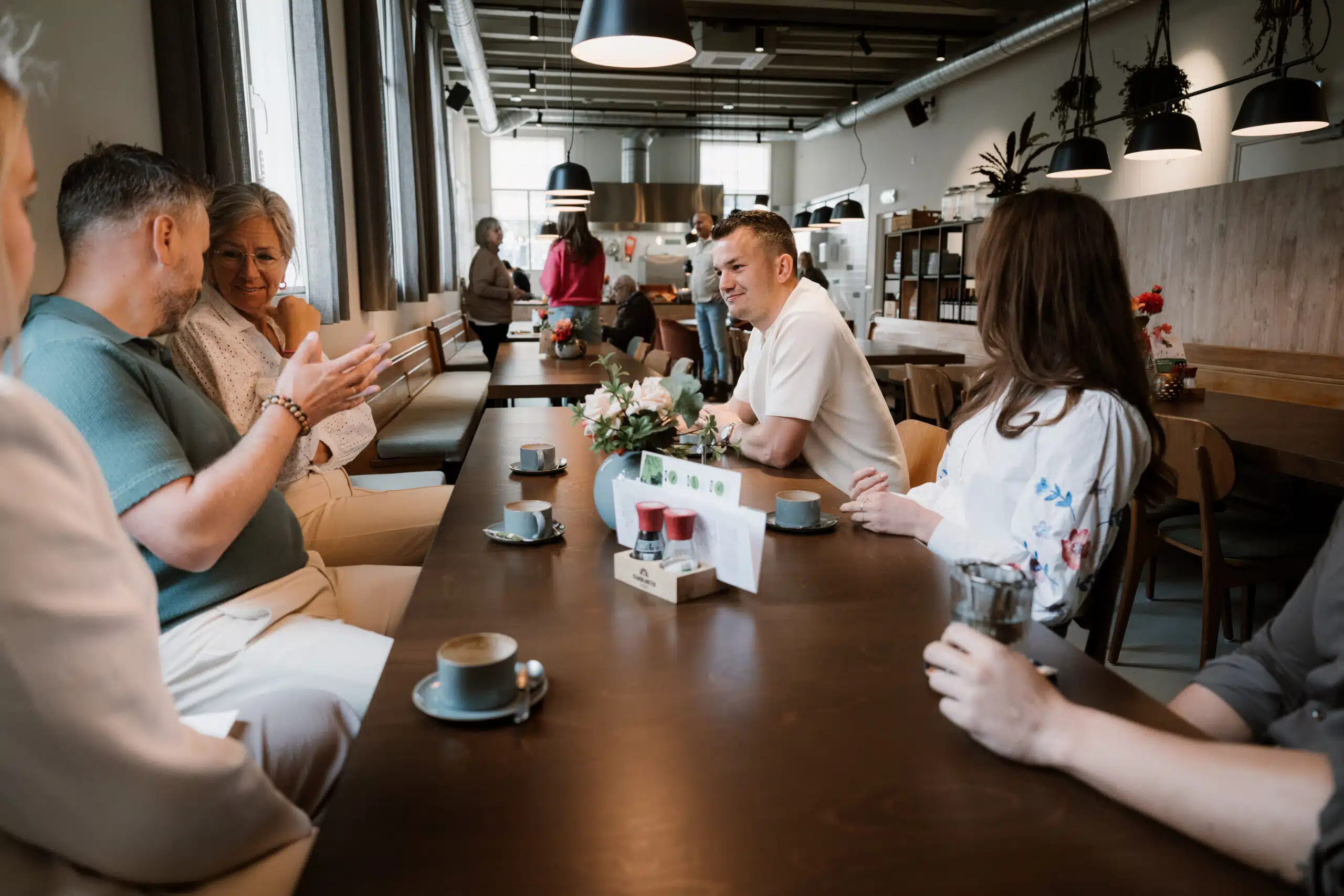 Gemeinsam eine leckere Tasse Kaffee im Restaurant des Stadsklooster Dordt in Dordrecht trinken