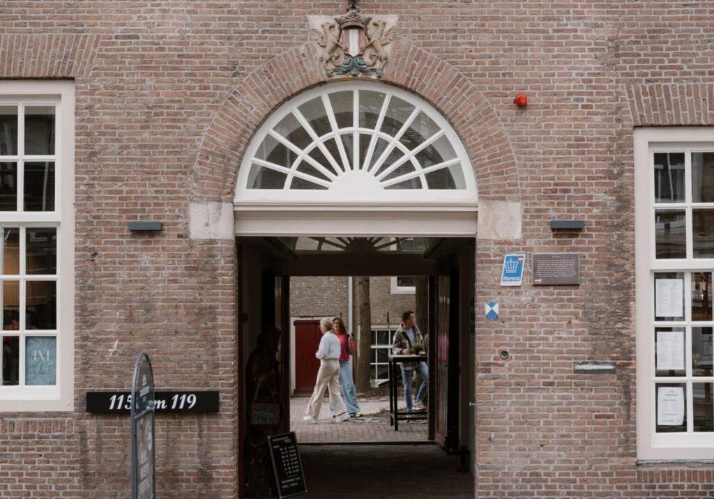 Doorkijkje naar de binnentuin van Stadsklooster Dordt in Dordrecht