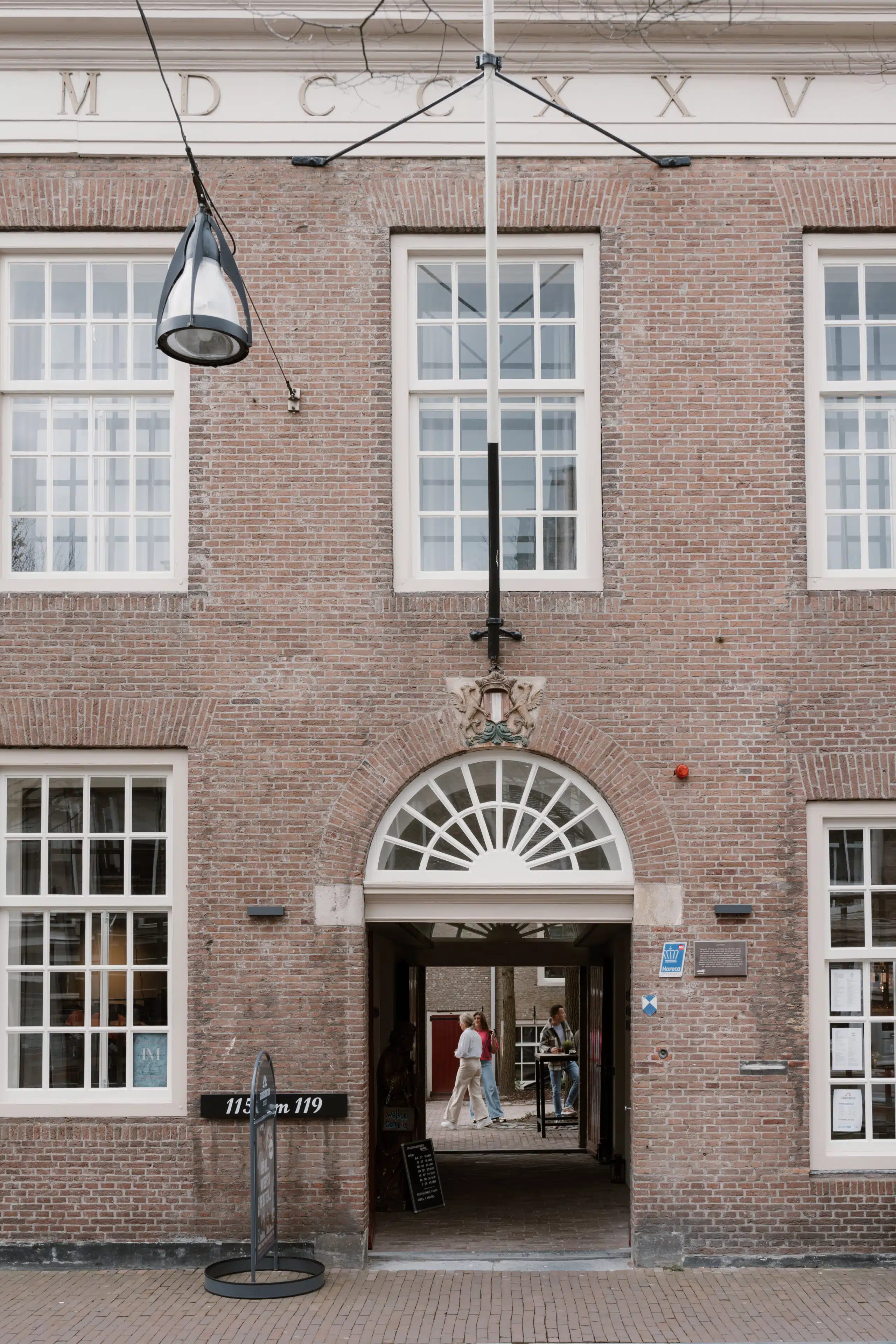 Historisches Denkmal in Dordrecht. Einzigartige Übernachtungsmöglichkeiten im Stadsklooster Dordt. Hotel, Hostel, Restaurant, Café und Veranstaltungszentrum.