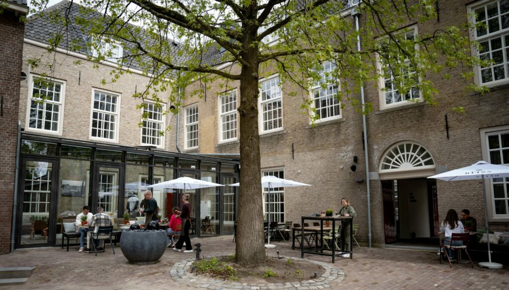 Gezellige binnentuin, de kloostertuin van Stadsklooster Dordt in Dordrecht.