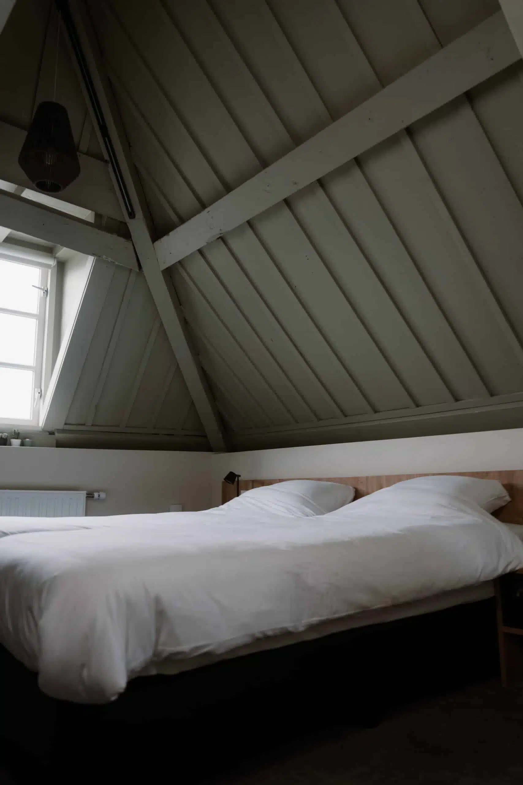 Uniek overnachten in de Historische hoekkamer van Stadsklooster Dordt in Dordrecht.